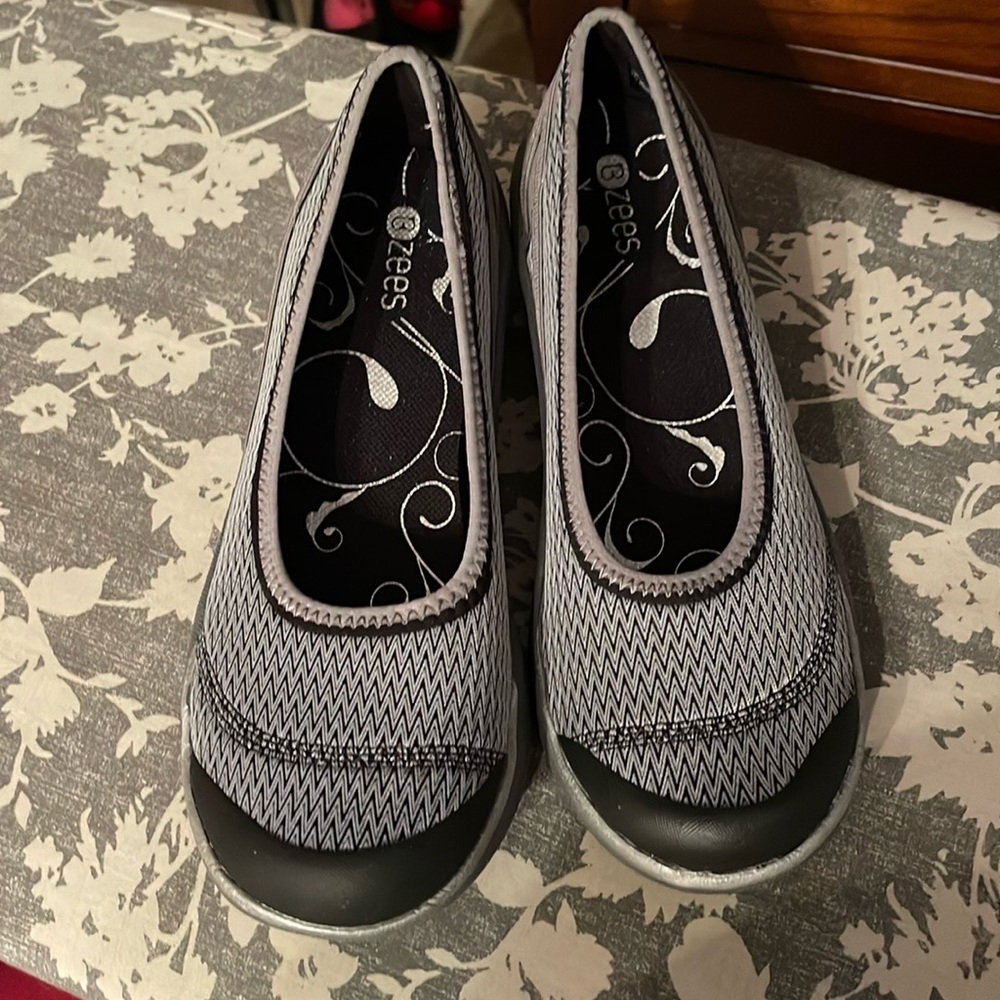 Bzees flat gray, black and silver
